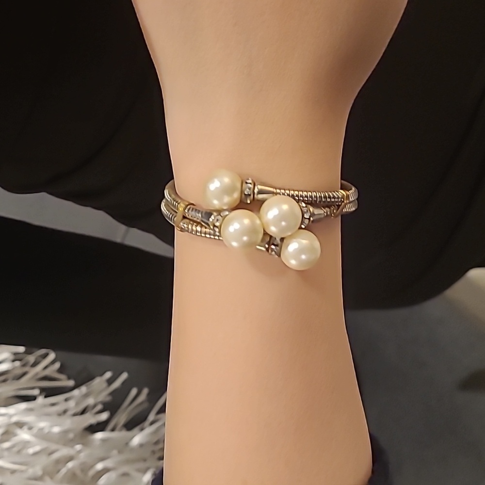 1950s Bracelet Pearl White and Silver Expansion Coil Style